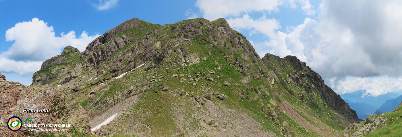 51 Vista panoramica verso il Pizzo Paradiso (prima cima a dx) salito alcune volte.jpg